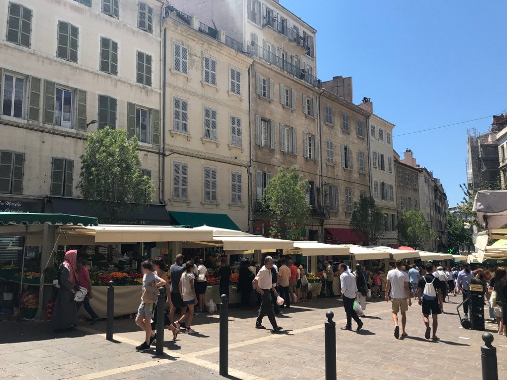 Pose de stores monoblocs marché des Capucins à Marseille - Ici Store