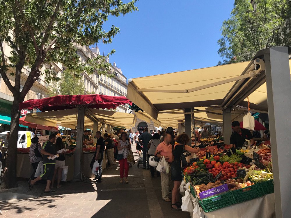 Pose de stores monoblocs marché des Capucins à Marseille - Ici Store