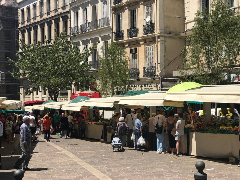 Pose de stores monoblocs marché des Capucins à Marseille - Ici Store