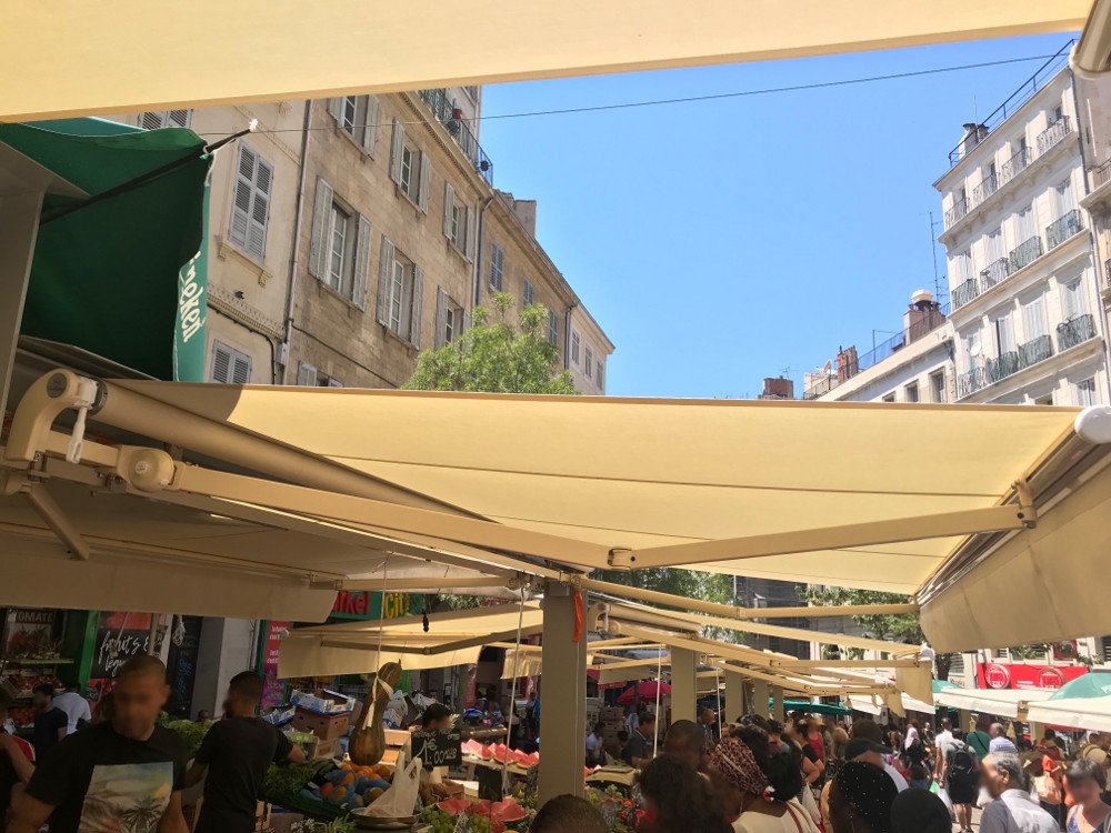 Pose de stores monoblocs marché des Capucins à Marseille - Ici Store